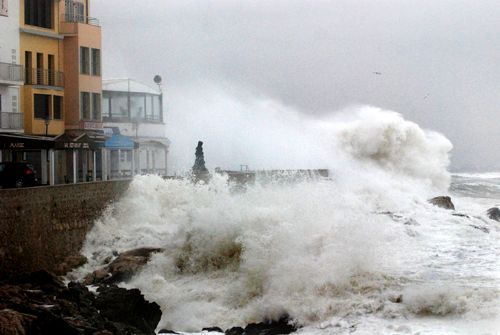 Figura 3.- Una enorme ola impacta contra el paseo marítimo de L’Escala, en la costa gerundense, durante el fuerte temporal ocurrido en la zona el 27 de diciembre de 2008. Crédito: EFE