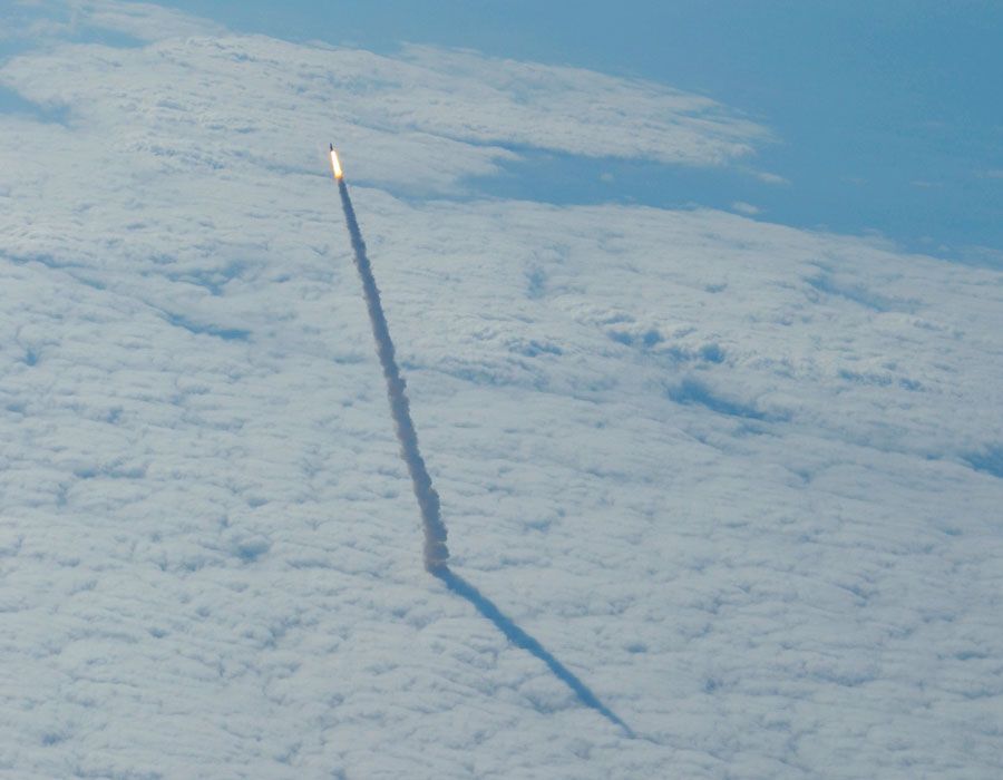 La lanzadera espacial se eleva, perforando una capa cpntinua de nubes. Crédito: NASA
