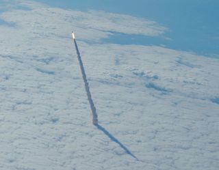 Perforando las nubes en su lanzamiento
