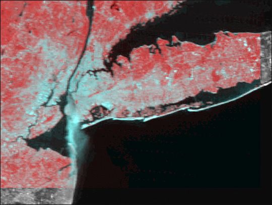 Imagen del sensor MODIS del satélite Terra mostrando el penacho de humo en dirección sur de los restos del World Trade Towers en Manhattan el 11 de septeimbre de 2001, horas después de las explosiones terroristas.