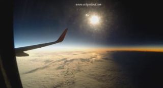 Volando a través de la umbría del eclipse del 20 de marzo de 2015