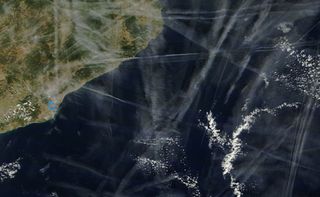 Imagen única: estelas de condensación (21-09-2011)