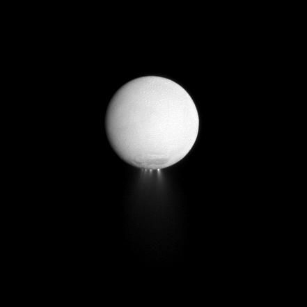 Figura 2.- Detalle de los chorros de vapor de agua eyectados desde el Polo Sur de Encelado. Crédito: SSI, JPL, ESA, NASA