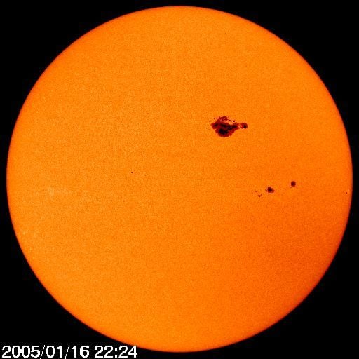 Figura 1.- Grupos de manchas solares captadas por el observatorio espacial SOHO el 16 de enero de 2005. Figura 1.- Grupos de manchas solares captadas por el observatorio espacial SOHO el 16 de enero de 2005. Créditos: SOHO, NASA