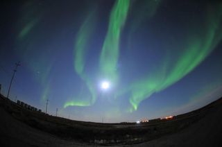 Luna llena y aurora boreal