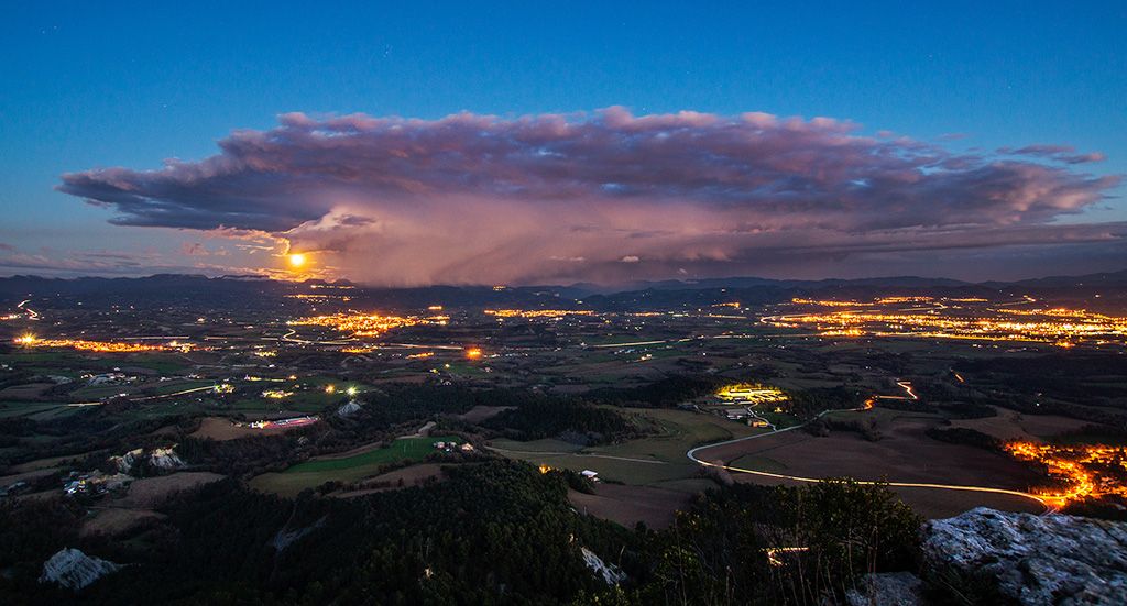 Cuarto puesto. El cumulonimbus y la luna, de Emili Vilamala Benito. Cuarto puesto. El cumulonimbus y la luna, de Emili Vilamala Benito.