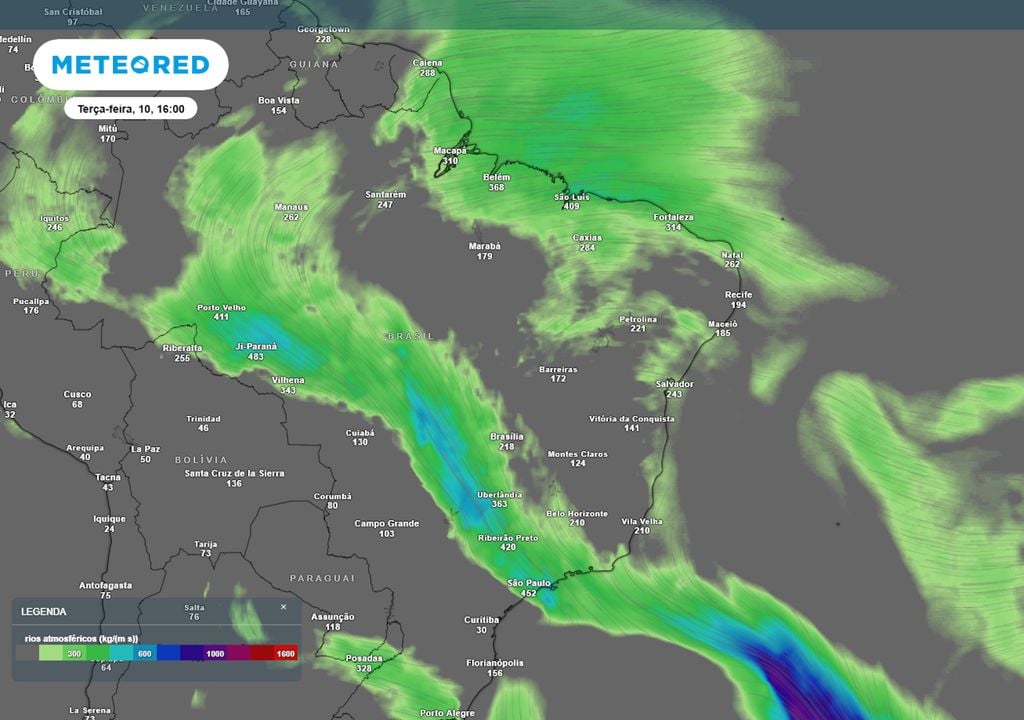 Previsão de Rios Atmosféricos nesta terça-feira durante a tarde mostra um intenso fluxo de umidade na região da ZCAS, alimentando a formação de chuvas numa faixa que vai da Amazônia ao Sudeste.