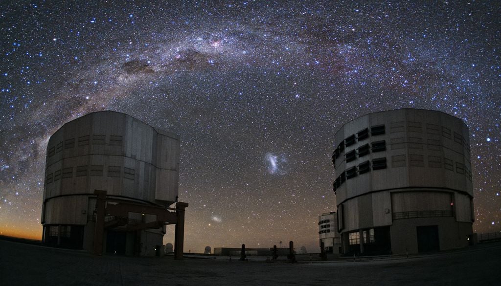 Zwei Einheiten des Very Large Telescope auf dem Cerro Paranal über der Atacamawüste in Chile beobachten die Milchstraße, wie sie ihren Bogen zieht. Zwei Einheiten des Very Large Telescope auf dem Cerro Paranal über der Atacamawüste in Chile beobachten die Milchstraße, wie sie ihren Bogen zieht. Bild: ESO/Y. Beletsky