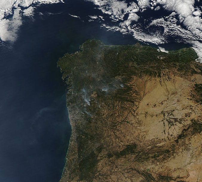 Imágenes del sensor MODIS de los satélites AQUA y TERRA de la NASA en verdadero color el día 13 de octubre de 2011 al mediodía Imágenes del sensor MODIS de los satélites AQUA y TERRA de la NASA en verdadero color el día 13 de octubre de 2011 al mediodía. Nótese los penachos y las nubes de cenizas de los incendios aludidos. Fuente: NASA