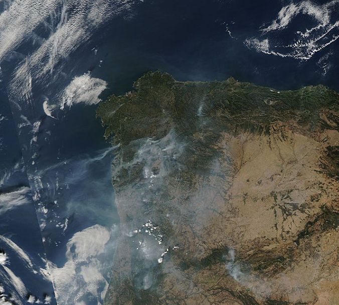 Imágenes del sensor MODIS de los satélites AQUA y TERRA de la NASA en verdadero color el día 15 de octubre de 2011 al mediodía Imágenes del sensor MODIS de los satélites AQUA y TERRA de la NASA en verdadero color el día 15 de octubre de 2011 al mediodía. Nótese los penachos y las nubes de cenizas de los incendios aludidos. Fuente: NASA
