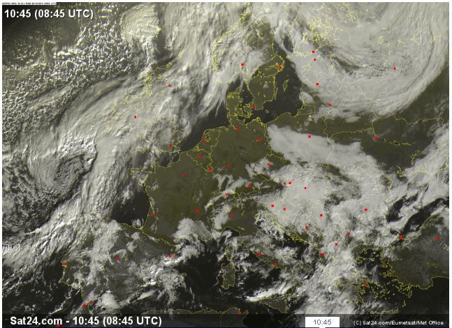 Imágenes del canal visible VIS junto con los rayos con +, del día 23 de octubre de 2011, antes del mediodía. Fuente: SAT24.com