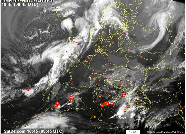 Imágenes del canal visible IR junto con los rayos con +, del día 23 de octubre de 2011, antes del mediodía. Fuente: SAT24.com