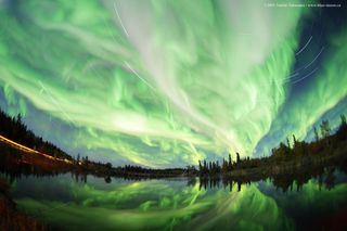 Auroras, estrellas y reflejos del agua