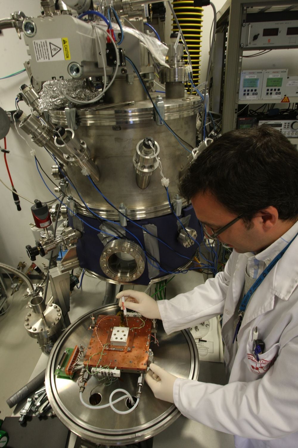 Figura 3. En esta foto se puede ver un modelo de desarrollo del sensor ultravioleta y la cámara diseñada para reproducir las condiciones ambientales que se esperan para REMS. Créditos: CAB (CSIC-INTA).