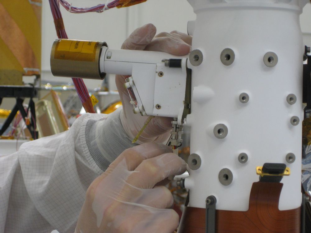 Figura 5.- Integración del Boom 1 en el mástil del rover MSL. El sensor de viento situado en la parte delantera está protegido para evitar ser dañado durante la instalación. Créditos: NASA/JPL.