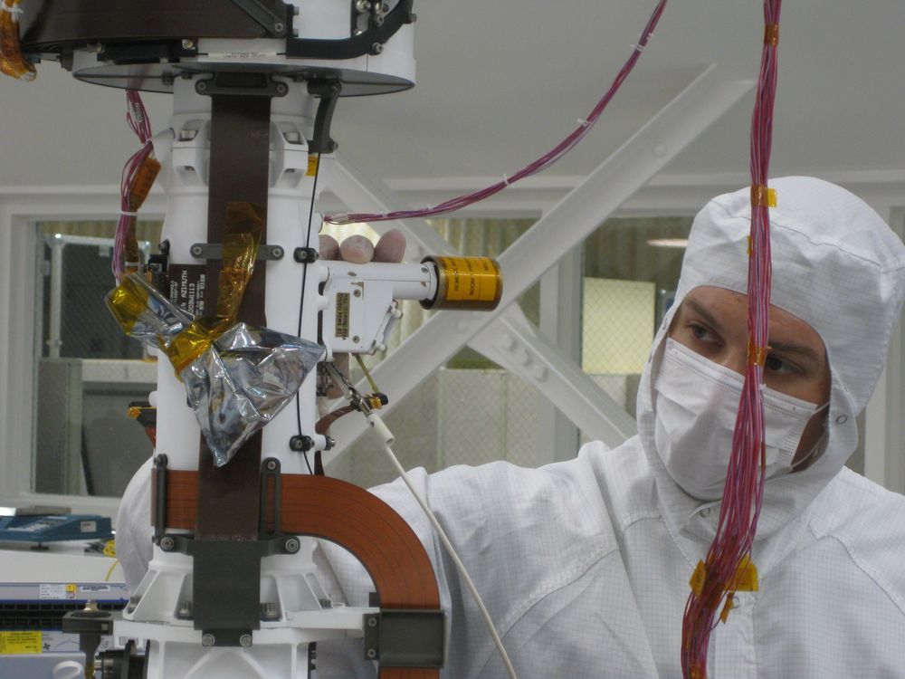 Figura 6.- Vista del mástil de MSL, en el que se puede ver el Boom 1 de REMS y parte del cableado del propio rover (Créditos: NASA/JPL).