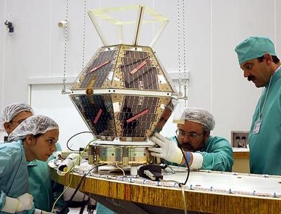 Nanosat tiene forma de prisma de base hexagonal y está totalmente cubierto de paneles solares.Créditos: ESA, CNES, Arianespace, Photo Service Optique Video CSG