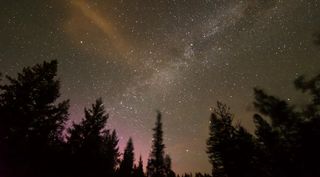 Andrómeda elevándose a través de la aurora