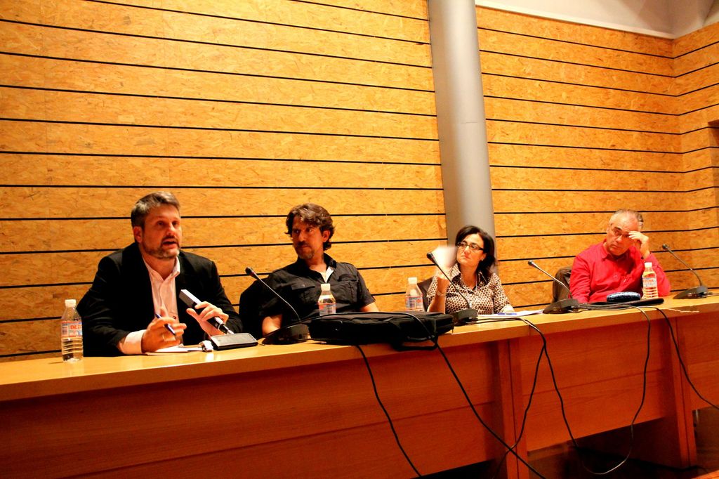 Figura 4.- Mesa Redonda sobre la comunicación de las catástrofes moderada por Mª Luisa Sánchez Calero (la tercera comenzando por la izquierda), celebrada en la Universidad Rey Juan Carlos el 11 de noviembre de 2010.