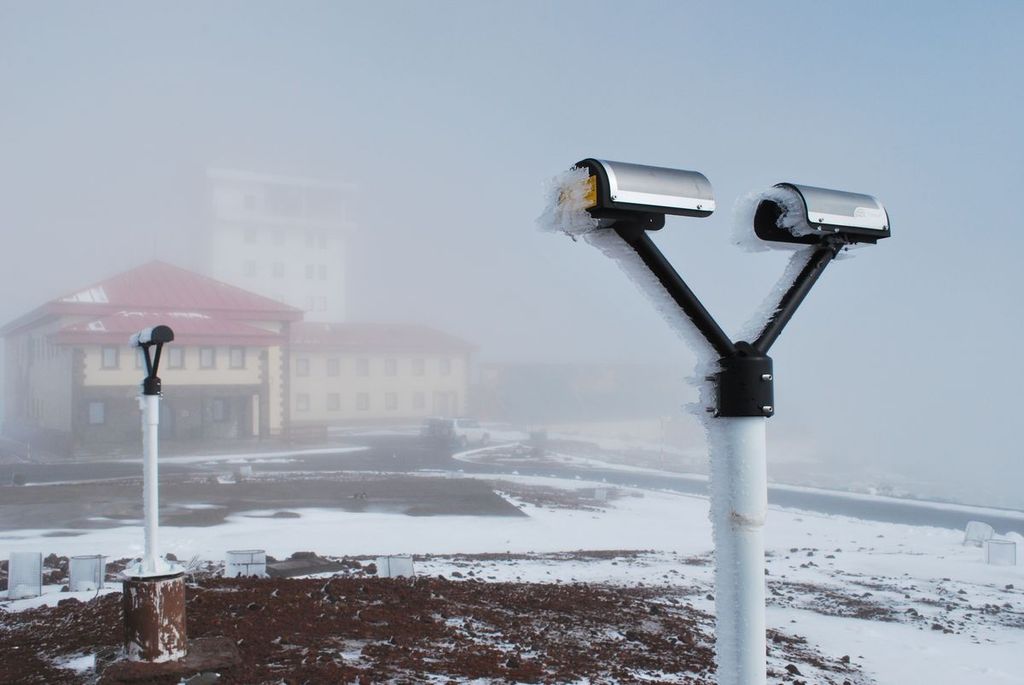 Figura 3: Imagen de los dos disdrómetros Figura 3: Imagen de los dos disdrómetros (con ejes del haz láser perpendiculares) instalados en el Observatorio Atmosférico de Izaña con fines científicos, el pasado invierno. Dos nuevos disdrómetros han sido instalados en el verano del 2011 como parte de la estación meteorológica sinóptica. (Foto: Conchy Bayo).