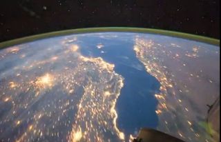 La ISS vuela de noche sobre el Mediterráneo