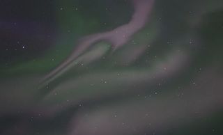 Aurora pulsante sobre Islandia