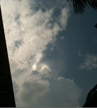 ¿Ovnis a la vista?: luces extrañas saltarinas sobre nubes convectivas (videos)