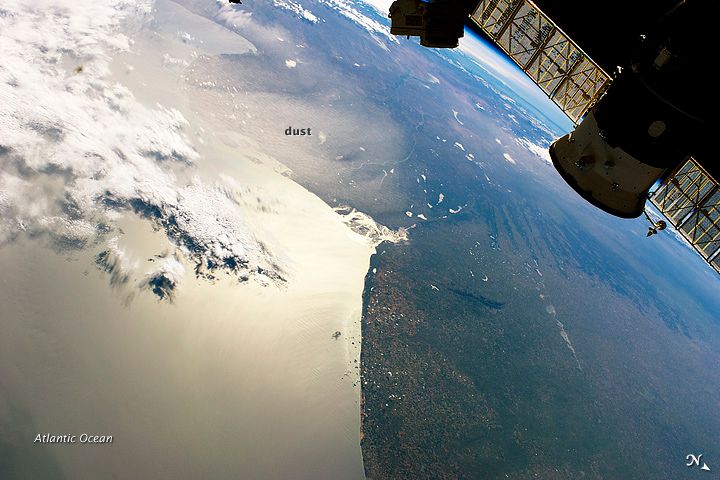 Imagen de la zona aludida del 22 de noviembre de 2011 Imagen de la zona aludida del 22 de noviembre de 2011, donde se marca el polvo, dust, las nubes y el reflejo especular de las aguas del océano Atlántico. Fuente: NASA.