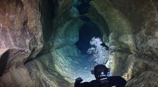 Dentro de las profundas cuevas subacuáticas de Francia