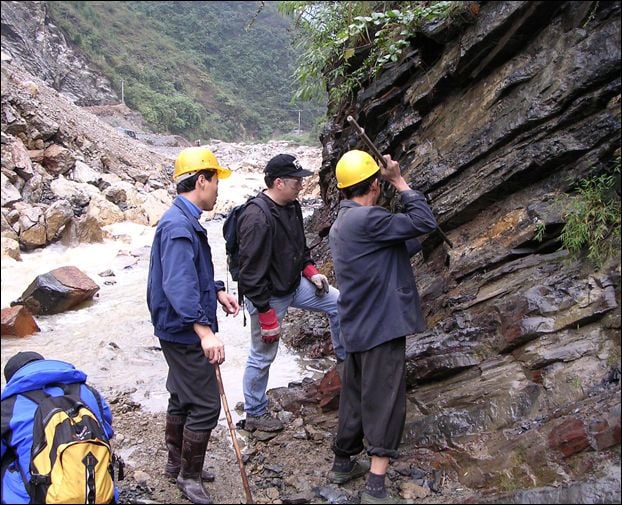 Figura 1. capturando la catástrofe Figura 1.- Capturando la catástrofe: Charles Henderson (en medio) de la Universidad de Calgary recoge el material de una capa sedimentaria en Shangsi, provincia de Sichuan, China. Estas rocas contienen los conodontos fósiles (segunda imagen) ese registro de la extinción del Pérmico tardío. Foto, cortesía Charles Henderson