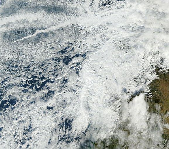 Estelas de aviones vs de barcosImagen del sensor MODIS, sobre el mediodía. Las estelas de aviones dan sombras en las nubes más bajas. Las estelas de barcos no las dan.