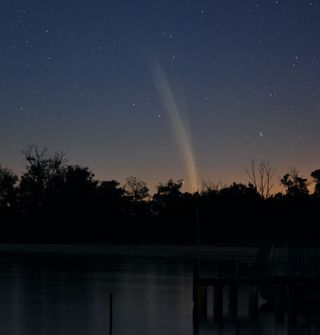 Estelas de las dos colas de un cometa en el cielo desde el Hemisferio Sur