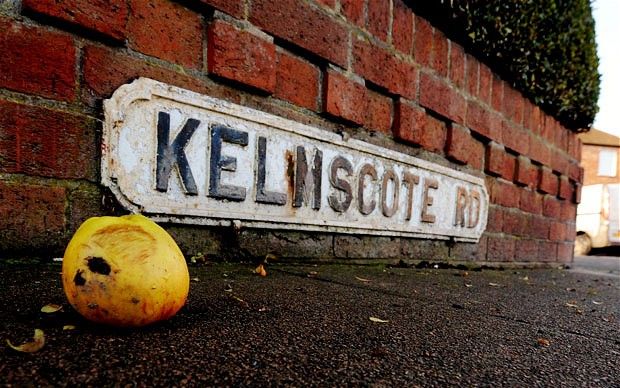 Figura 1.- Una de las manzanas caídas del cielo junto al cartel indicador de la calle Kelmscote de Coventry. Figura 1.- Una de las manzanas caídas del cielo junto al cartel indicador de la calle Kelmscote de Coventry.