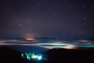 Luces arriba y abajo de las nubes bajas y nieblas