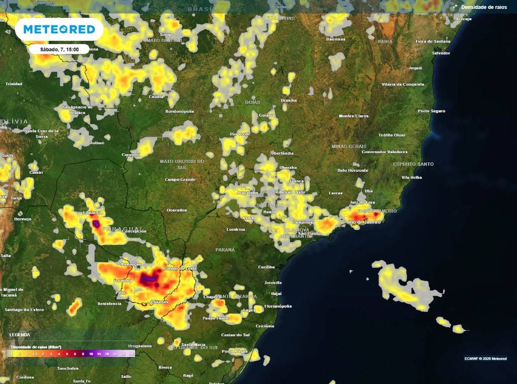 Previsão de densidade de raios para o sábado (7) à tarde (15h), segundo o modelo europeu ECMWF, destacando as áreas com chances de tempestades.