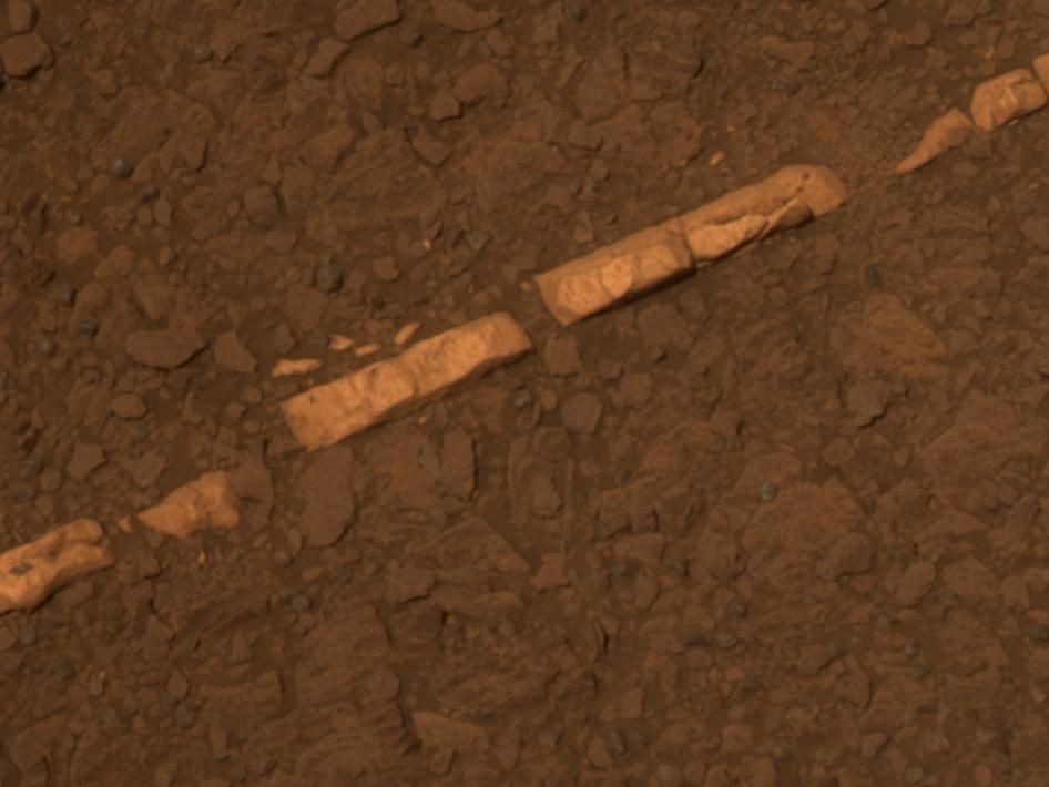 Veta de mineral denominada, Homestake Esta imagen en color de una veta de mineral, denominada "Homestake", proviene de la cámara panorámica de Opportunity, que la examinó en noviembre de 2011. De este modo, se descubrió que es rica en calcio y en azufre; posiblemente, se trate de yeso mineral, también llamado sulfato de calcio.