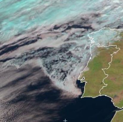 Imagen realzada RGB en color natural de las 12 UTC: nubes con topes formados por gotitas de agua en blanco y las conformadas por cristalitos de hielos en celeste oscuro y claro, mar en negro. Fuente: EUMETSAT
