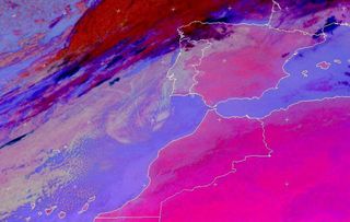 Imagen de satélite del 1 de enero de 2012: nieblas, frente, estelas de barcos y ...