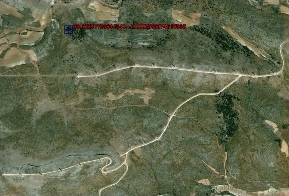 Ídem que la anterior pero en detalle.Nótese en la última figura las sombras de las torres y aspas de los molinos modernos en los caminos.