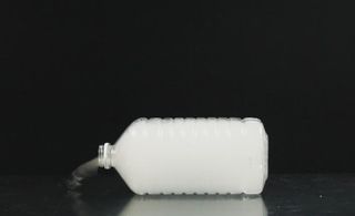 ¿Cómo hacer una nube instantánea en una botella?