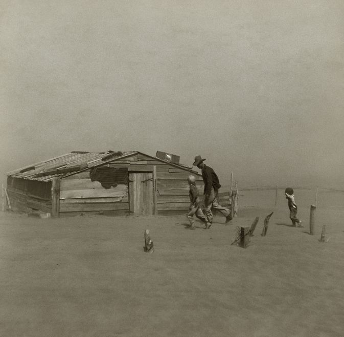1934 Fue El Año Más Seco En Eeuu De Los últimos 1.000 Años Figura 1.- Esta fotografía muestra a un granjero y sus dos hijos durante una tormenta de arena en el condado de Cimarron, en Oklahoma, en el año 1936. el “Dust Bowl” de la década de 1930 tuvo 4 eventos destacados: 1930-31, 1934, 1936 y 1939-40. Crédito de la fotografía: Arthur Rothstein, Farm Security Administration.