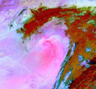 Vórtice ciclónico de polvo del desierto con ondas embebidas