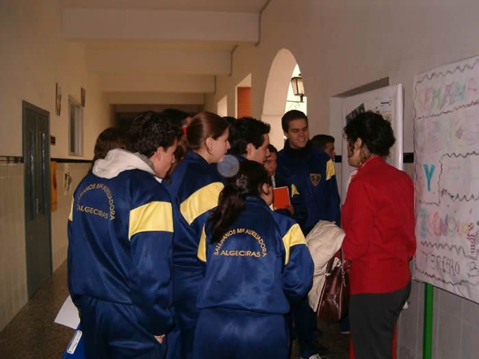 Alumnos de 2º de bachillerato con su profesora de Ciencias de la Tierra, Amelia, que les explica los mapas publicados en nuestras carteleras.