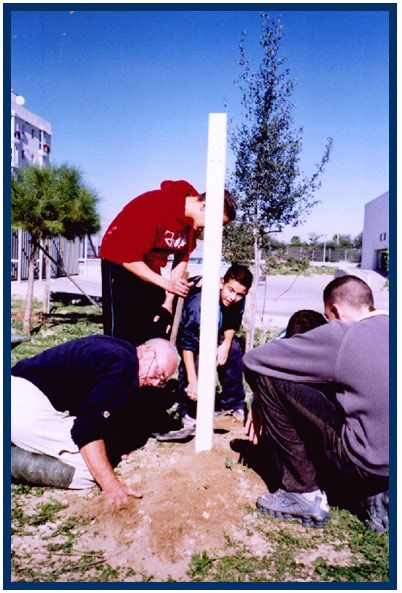 Figura 2.- Instalación de mástil metálico. Figura 2.- Instalación de mástil metálico.