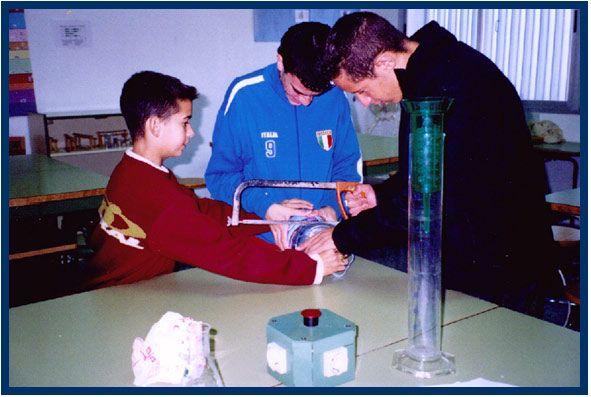 Figura 4.- Se corta la botella de pluviómetro.