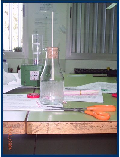 Figura 6.- Botella y tubo de vidrio en tapón.