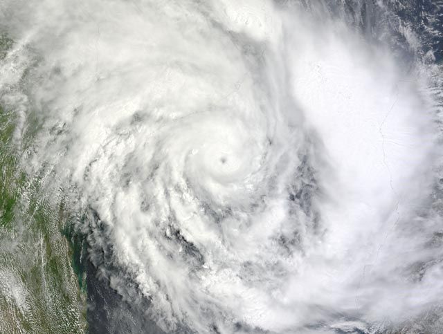 Imagen del ciclón Funso tomada por el sensor MODIS de la NASA en el satélite Terra del 23 de enero de 2012. En este momento, Funso llegaba a ser de categoría 3 con vientos de 115 mph por hora. Imagen: NASA/GSFC.