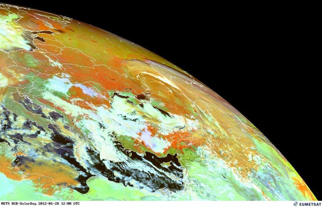 Imagen RGB del satélite MSG a las 12 UTC que resaltar las zonas nevadas en rosa en la porción de la Rusia europea, países limitrofes y en especial la Rusia asiática, casi sin nubes. Algunas nubes y sombras se dejan ver en el centro de la imagen.