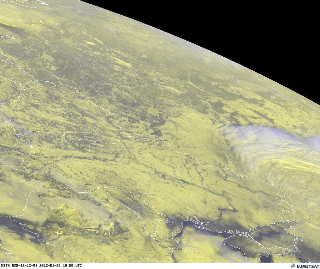 Ídem que en caso anterior pero imagen tipo Eview de las 11 UTC, para una zona detallada y mejor iluminada que la imagen de las 12 UTC. La nieve aparece con tonalidades amarillentas, los ríos y bosques aparecen en oscuro dejándose entrever entre las zonas nevadas, solo algunas nubes blancas-azuladas aparecen a la izquierda de la imagen.