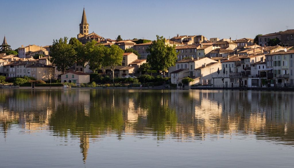 Castelnaudary Canal du Midi Sud France Ville Castelnaudary est la capitale du cassoulet dans le sud de la France.